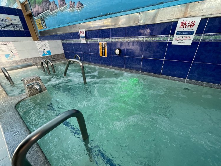 肌にいいメタケイ酸を多く含む地下水100％。