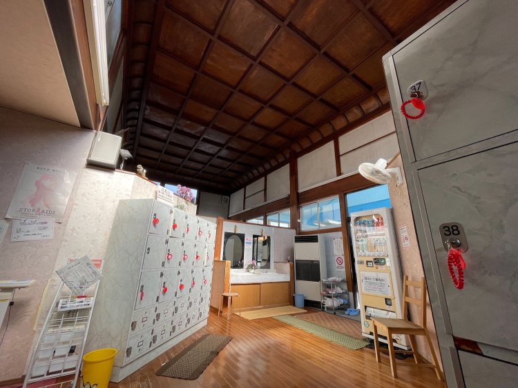 格子状の天井が歴史を物語る。