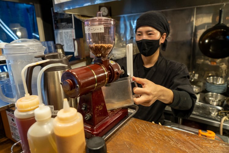 コリアンダーシードはコーヒー用のミルで注文ごとに挽いている。