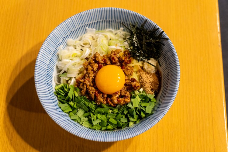 台湾混ぜそば850円。匂いが気になる人は刻みニンニクなしも可能。大盛り無料。