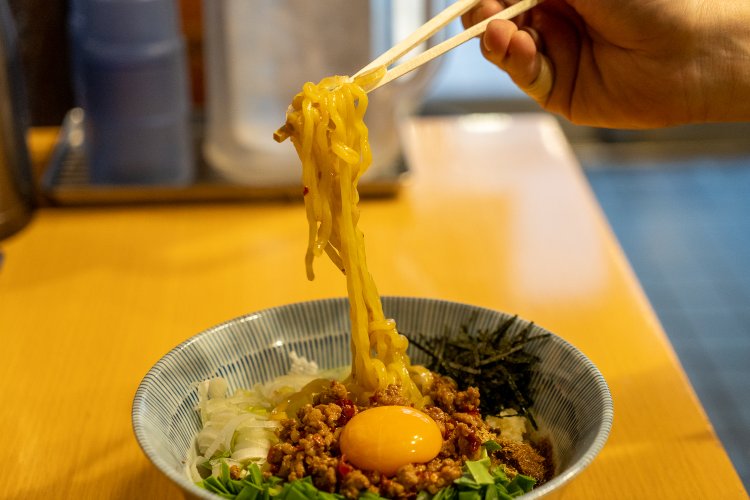 艶のある中太麺はもちもちとした食感。喉越しもいい。麺が伸びにくいので、デリバリーサービスを利用する人も多い。