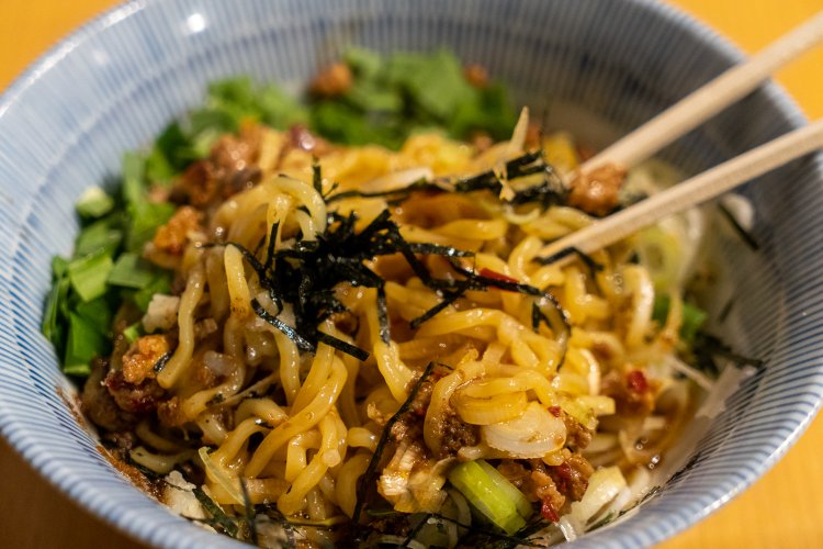 混ぜそばの楽しさは食べる前に混ぜる作業にもあり。なお、唐辛子の一片が大きいが、それほど辛くはない。