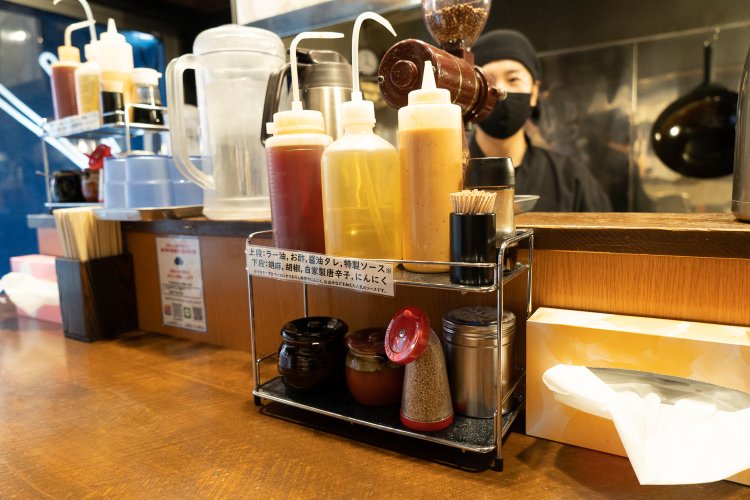 実験道具のようなボトル入りの調味料で、味変も楽しんで！