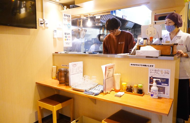 1階はカウンター席のみ。奥は厨房。