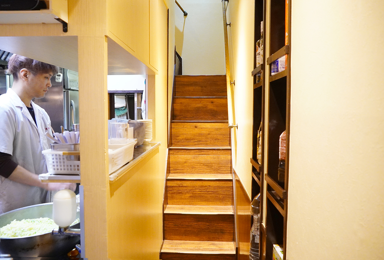 2階へは、カウンター右の階段を上がる。