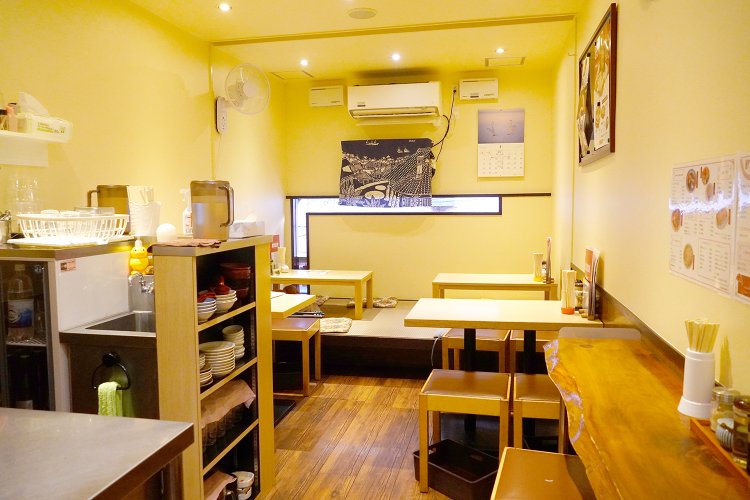 2階はテーブル席のみ。奥が小上がりの座敷。