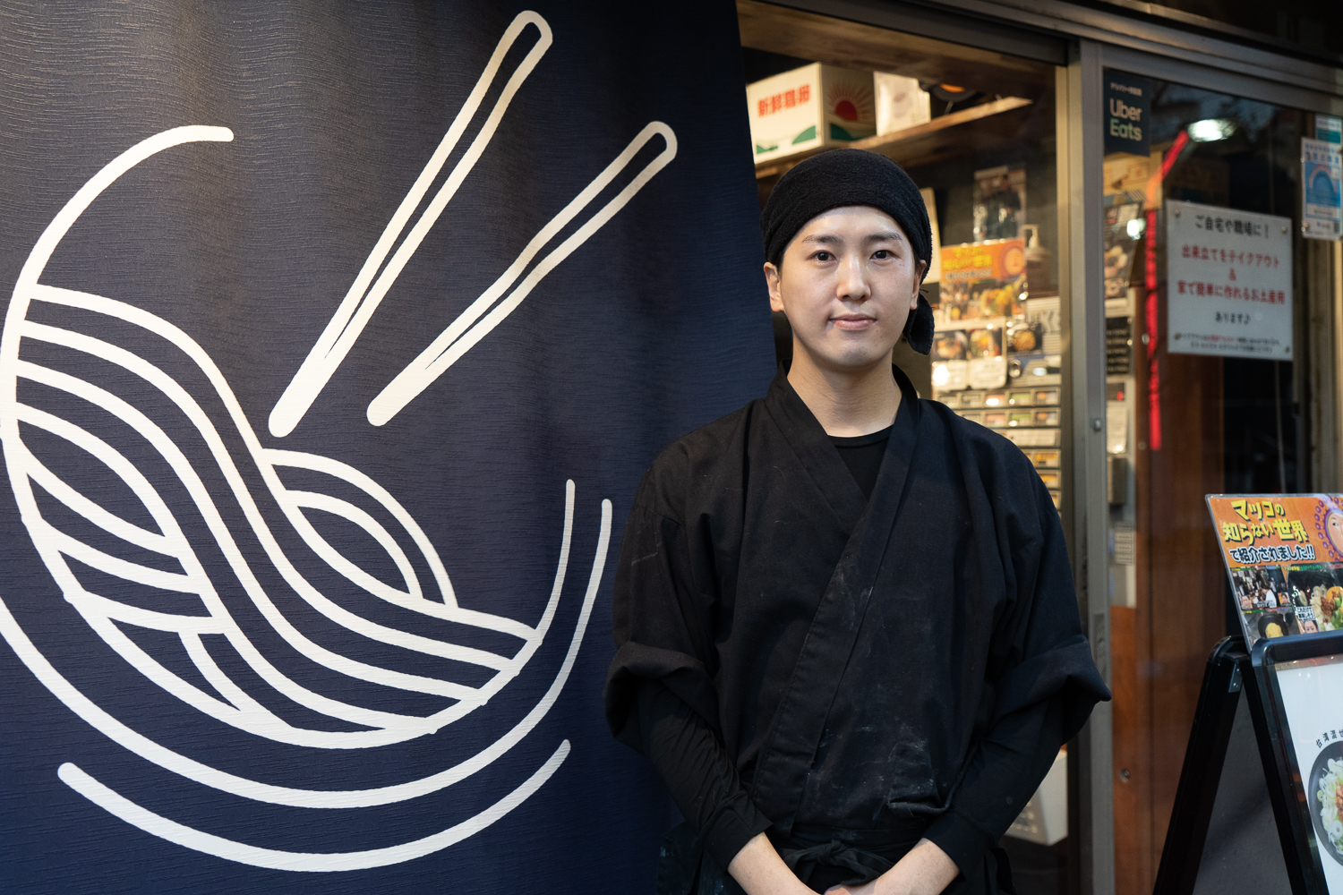 店主の三井航さん。高円寺は若い人が多いから、新しい食べ物が受け入れられやすいと店の場所に選んだのだとか。