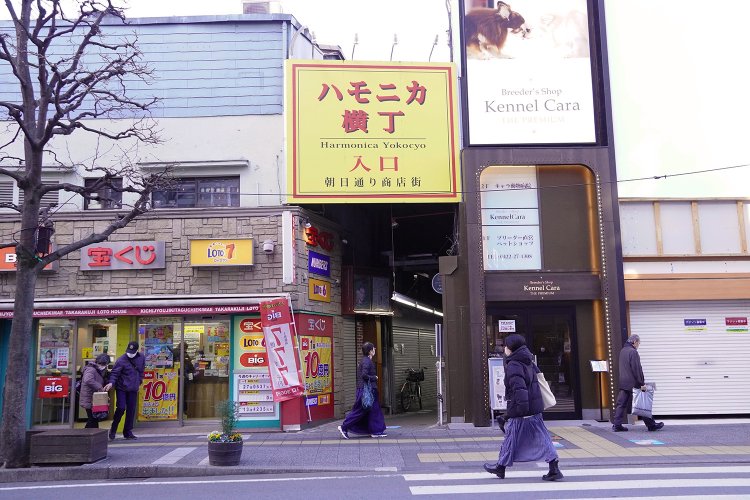 何カ所もあるハモニカ横丁の入口。写真は吉祥寺駅前のバス通りから見える風景。