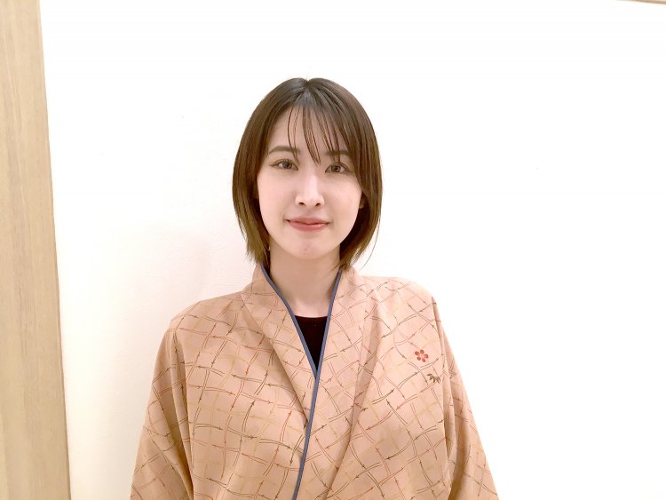 笑顔で迎えてくれた新橋店の若女将の横塚夕貴映さん。