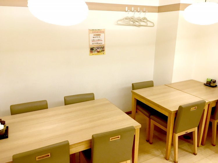 席はテーブル席と個室をあわせて全19席。