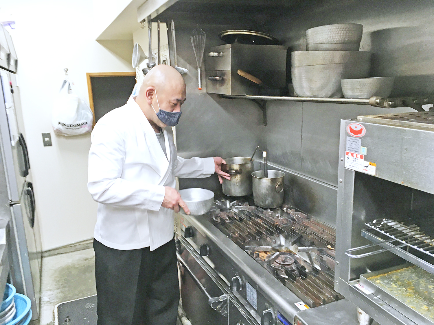 料理長の飯倉年夫さん。九州と富山の食材を知り尽くした腕利き料理人だ。
