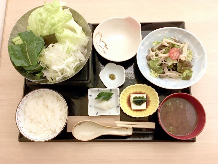 しゃぶしゃぶ、季節のサラダ、小鉢と赤だし味噌汁、お新香という豪華なランチセット。
