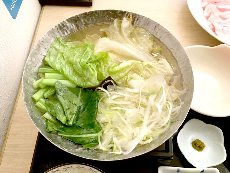 たっぷりの野菜がしんなりするまで、しばしの辛抱。レタスとネギが肉の旨味を引き立てる。