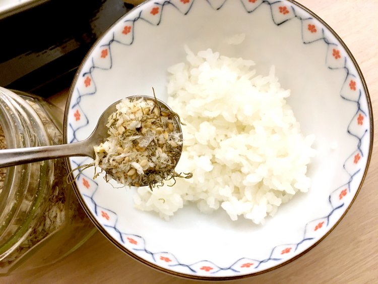 たらこんぶでご飯をいただく。富山産コシヒカリのお供にぴったりだ。