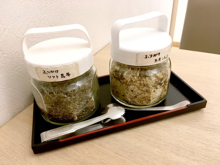 テーブルの上には富山県名物のソフト昆布とたらこんぶ。どちらも富山県名物だ。