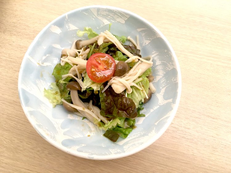 旬の野菜を使ったサラダ。お店のオリジナルわさびドレッシングでいただく。