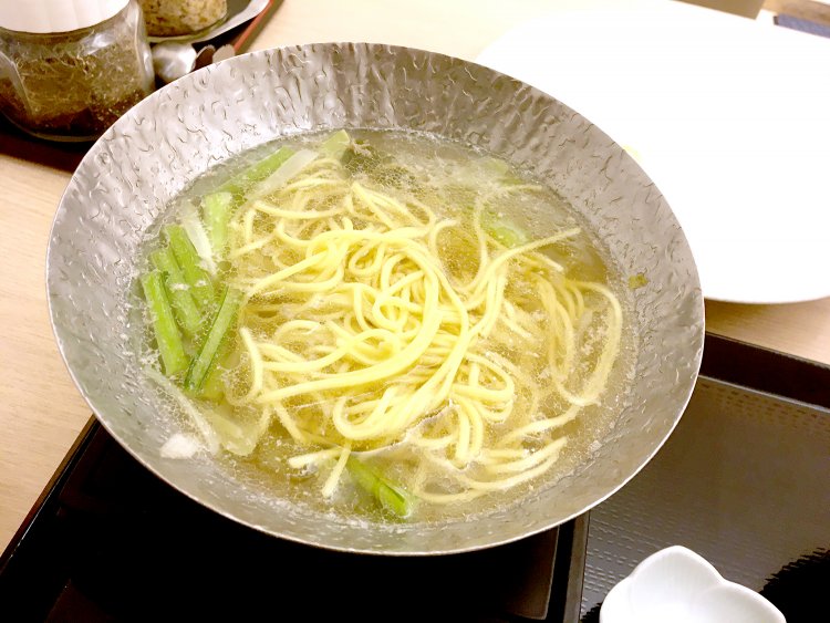 〆のラーメン。煮込むとしゃぶしゃぶの旨味を麺が吸い込み、ラーメン専門店もびっくりのラーメンができあがる。