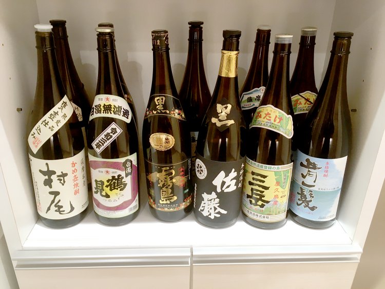 『芋つる』厳選の焼酎。おすすめの焼酎や日本酒は若女将に聞いてみるといいだろう。