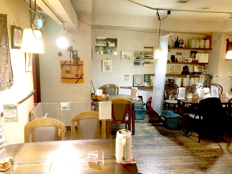 店内はカウンター席とテーブル席であわせて17席ほど。