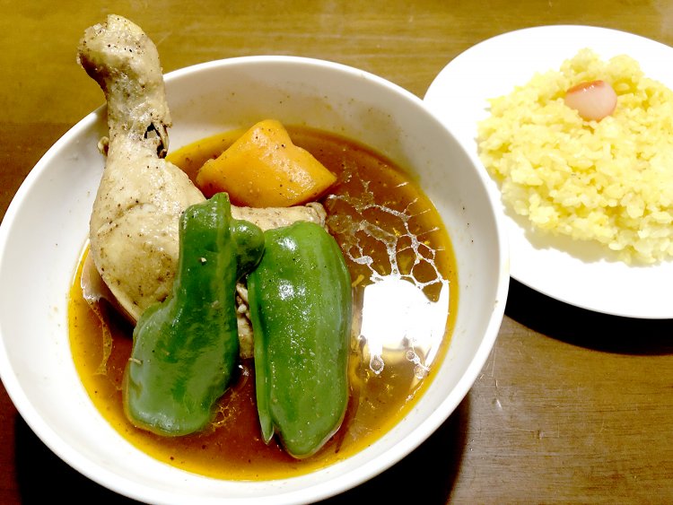 とりカリィ1200円。鶏はほろほろと崩れ、軟骨まで食べることができる。