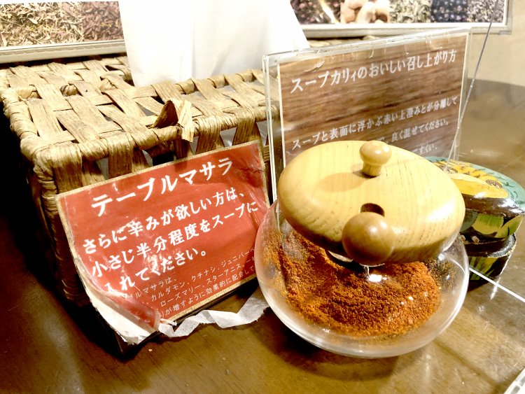 テーブルにはさらなる辛さを求める人のためのマサラが。