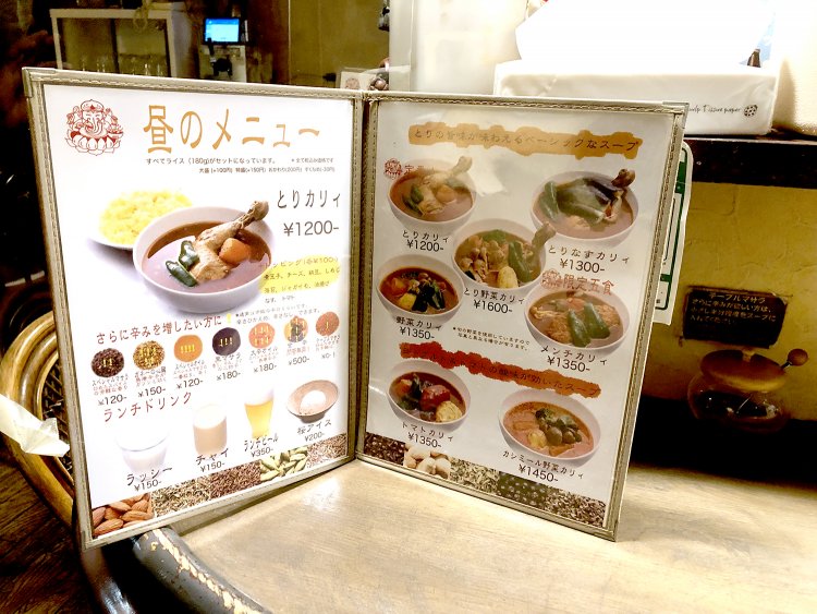 昼のメニュー。ミント水で作る爽やかなラッシーもおすすめ。