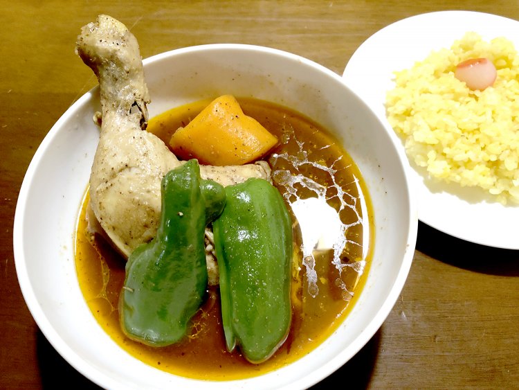 とりカリィ1200円。鶏はほろほろで、軟骨まで食べることができる。