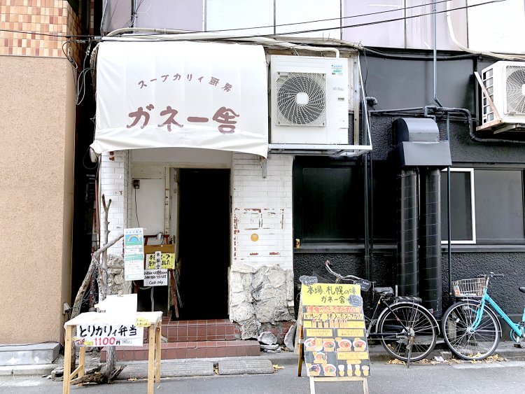 地下につながる入り口。隠れ家風でワクワクする。