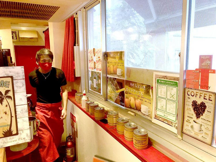 カウンターの内側で、1人でお店を切り盛りするマスター。