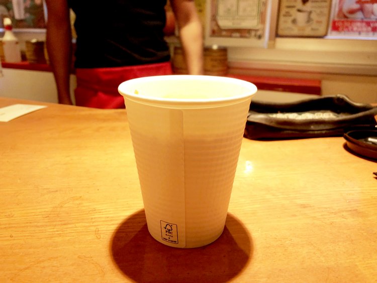 『VAN』オリジナルのホットソフトコーヒー220円。