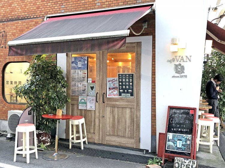 店の中でも外でも喫煙OK。