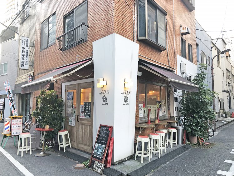 店の中でも外でも喫煙OKの『cafe VAN』。