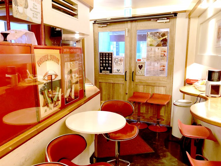 明るい店内。小さなスペースゆえ、自然にお客さん同士が仲良くなるとか。