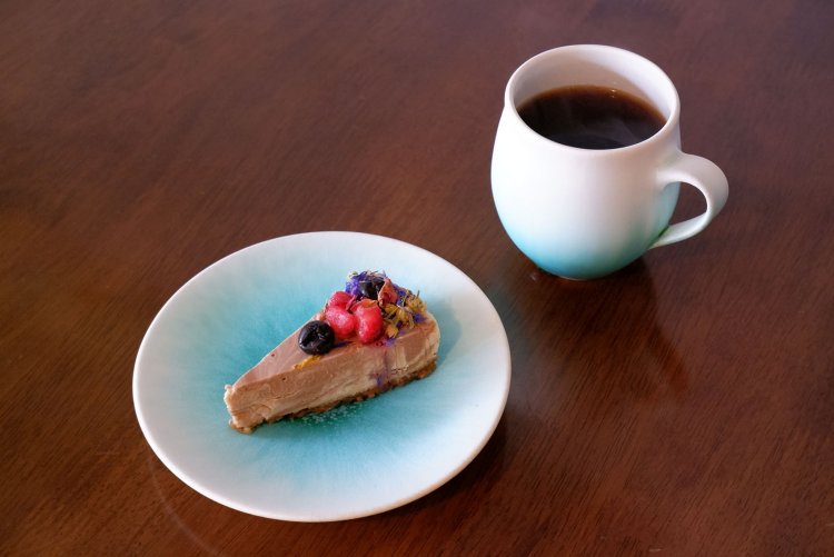 ローケーキ（チョコベリーハーブ）650円、山ブレンド500円。