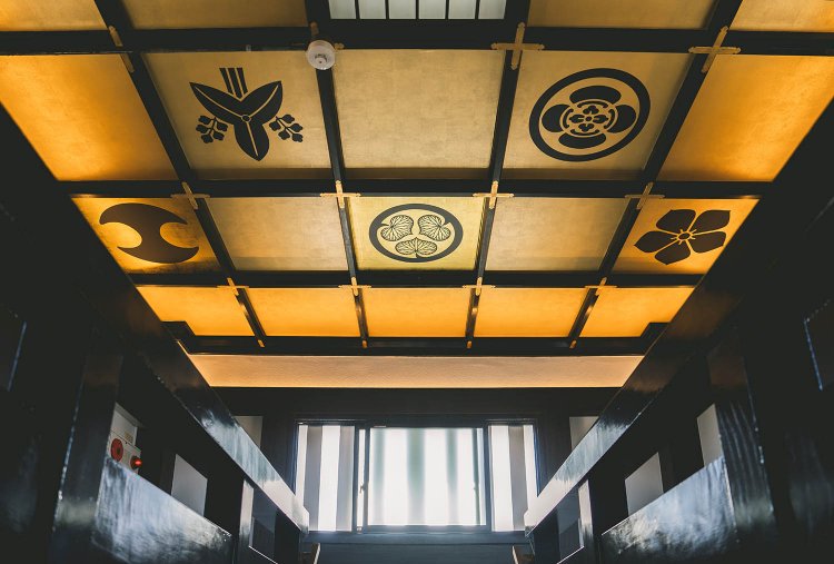 天守最上階の天井に描かれた、歴代城主の家紋が神々しく光った瞬間を逃さない。撮影／ちょりんた（＠chorinta）