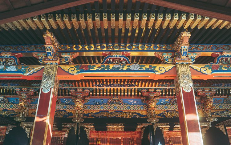 中国の故事が彫られた拝殿の蟇股（かえるまた）。細部までこだわり抜いた造りは圧巻のひと言。撮影／ちょりんた（＠chorinta）