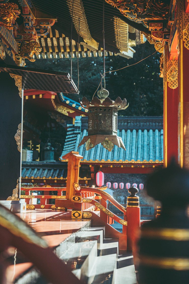 拝殿を横から撮影。手前に擬宝珠（ぎぼし）をぼかして入れ、奥には門を写すことで奥行き感が豊かな写真となる。撮影／ちょりんた（＠chorinta）