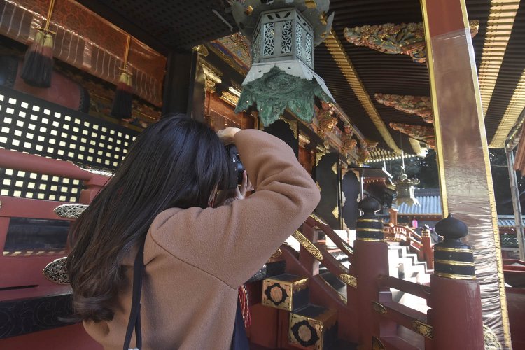 拝殿を撮影中のちょりんたさん。