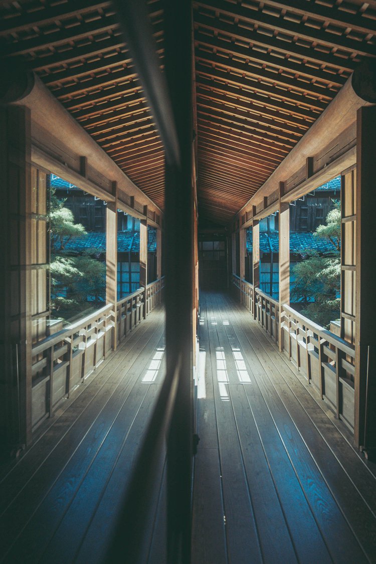 ガラスに廊下や窓が映り、左右対称の広い廊下のように見える映え写真。撮影／ちょりんた（＠chorinta）