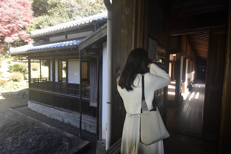 寺の内観を撮影する際も、つねに人の目を驚かす要素を見逃さないちょりんたさん。