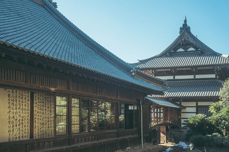 緻密な幾何学模様のように見える甍（いらか）をフィーチャーして撮影。撮影／ちょりんた（＠chorinta）