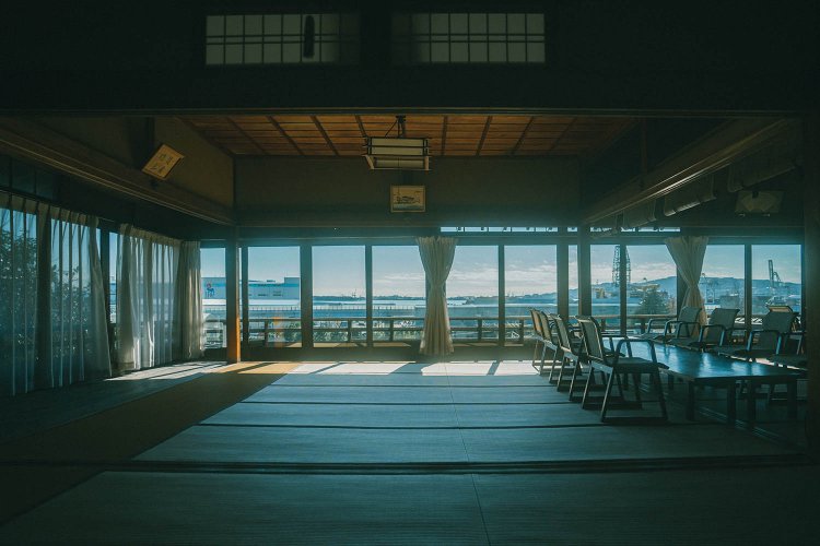 昔は窓の向こうに駿河湾が迫っていた。今は埋め立てられ倉庫などが並ぶ。あえて青を協調し、ノスタルジックな雰囲気を演出した。撮影／ちょりんた（＠chorinta）