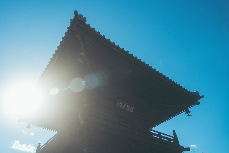 逆光に向かって建つ鐘楼の力強さを表現。撮影／ちょりんた（＠chorinta）