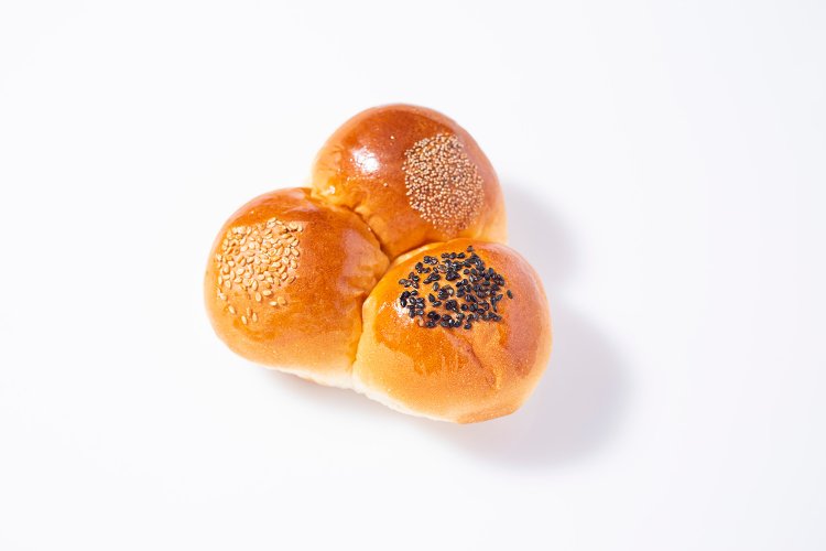 『ヨシナカブレッド』の三色パン205円。