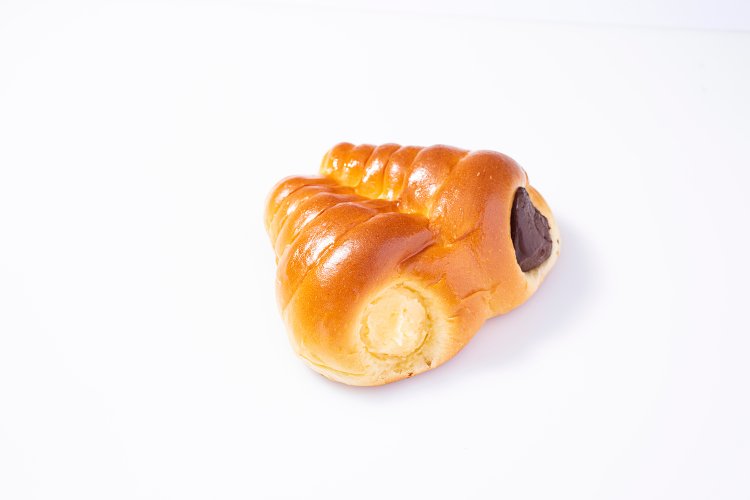 『成城パン』のペアコロネ248円。