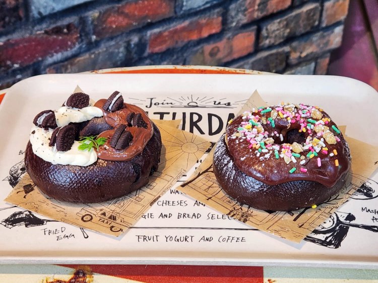 ベーグル チョコレートハイ 460円、クレイジーホットチョコレート 460円。