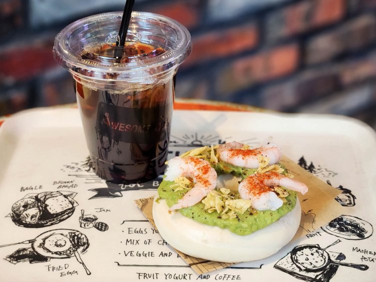 ベーグル エビアボカド 480円、オーガニックドリップアイスコーヒー 260円。