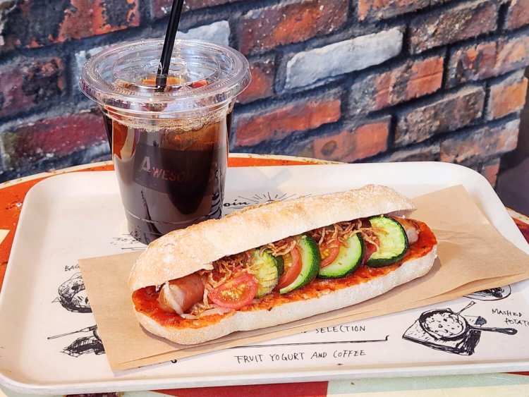 ホットドッグ ピザドッグ 500円、オーガニックドリップアイスコーヒー 260円。