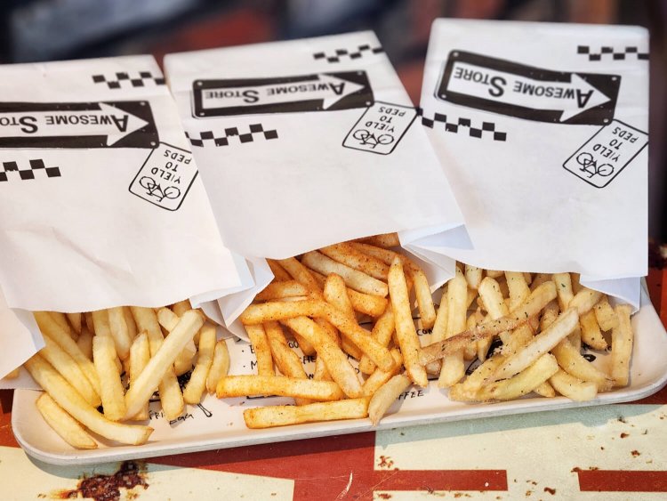 FLY!PO!!! レギュラー、チリ＆レモン、ガーリックアンチョビ 各300円。