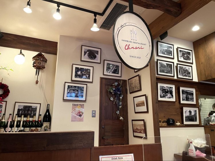 お洒落なインテリアに溶け込む店の看板。